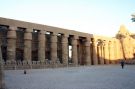 Rzd wspaniaych kolumn witynnych w Karnaku