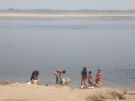 Codzienność Gangesu: pranie ubrań w rzece