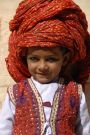 Indie: ozdobny turban jest niewiele mniejszy od dziecka
