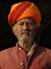 Indie: mężczyzna w ognistym turbanie