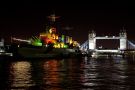Krążownik HMS Belfast na tle mostu Tower Bridge