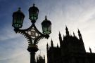 Ozdobna lampa na tle pałacu Westminsterskiego