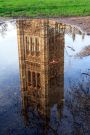 Odbicie Victoria Tower należącej do Pałacu Westminsterskiego