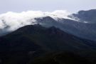 Chmury nad szczytami gór na Cap Corse