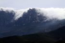 Chmury nad szczytami gór na Cap Corse
