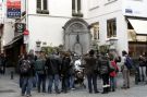 Tum turystw przed Manneken-Pis