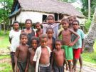 Dzieci papuaskie na brzegu rzeki Keram