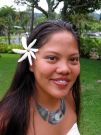 Kwiat Tiare za uchem Polinezyjki