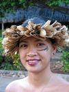 Samoanka z wiankiem, Polinezja na granicy z Mikronezja