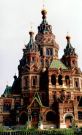 Cerkiew w Peterhofie  do złudzenia przypomina cerkiew Zbawiciela na Krwi w Petersburgu