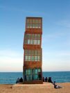 Próbka współczesnej sztuki na barcelońskiej plaży