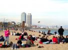 Pełna młodzieży plaża w Barceloneta