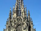 Gotycka wieża barcelońskiej Katedry, której historia sięga XIII wieku