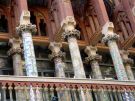 Bajeczna kolumnada fasady Palau de la Musica Catalana - szczytowe osiągniecie barcelońskiego moderni