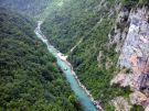 Rzeka rwąca przez pasmo Czarnogór
