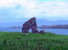 Ruiny domu biskupa na Ionie. W oddali urwiska Mull
