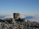 Kamienny kopiec w najwyższym punkcie lodowca Jostedal: Hoegste Brokulen 1957m