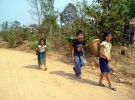 dzieciaki  w okolicach Vang Vieng