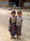 dzieci w laotańskiej wiosce