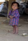 dziecko w laotańskiej wiosce