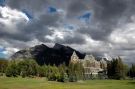 Hotel Banff Springs w dramatycznym owietleniu