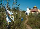 Flagi modlitewne, stupa i dacan w Ułan Ude