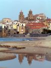 Po sezonie opustoszałe plaże Cefalu - jednego z sycylijskich kurortów