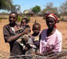 Rodzina z dziećmi, W murzyńskiej wiosce w Zimbabwe
