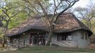 Fasada bungalowu nawiązuje do wzornictwa Starego Zimbabwe