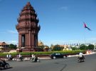 Phnom Penh. Wielkie place, szerokie ulice. Monument niepodległości.