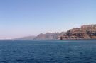 Domy na Santorini wyglądają od strony morza jak lukier na pierniku