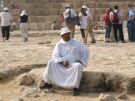 Arabski biznesman pod Piramidą Cheopsa