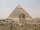 Sfinks na tle piramidy Chefrena