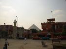 Widok na piramidy z centrum Gizy