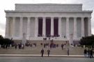 Turyści u stóp pomnika Lincolna