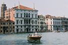 Na uku Canal Grande Palazzo Balbi (XVI wiek) z obeliskami na dachu – meta regat